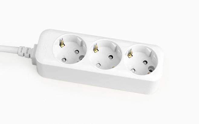 멀티탭은 여러 전자기기에 전력을 공급하는 통로 역할을 한다 (출처 : 아이정)