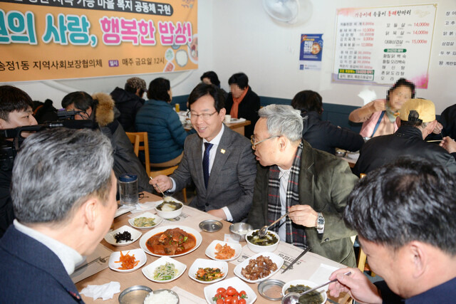 박병규 광산구청장이 16일 ‘천원의 사랑 행복한 밥상’을 운영하는 송정1동 가순이네 식당을 찾아 주민과 점심을 나눴다. 광산구 제공