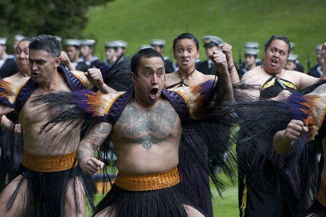 2012년 뉴질랜드 북섬 오클랜드에서 마오리족 전사들이 미국 국방장관의 방문을 환영하는 하카를 공연하고 있다. 위키미디어 코먼스