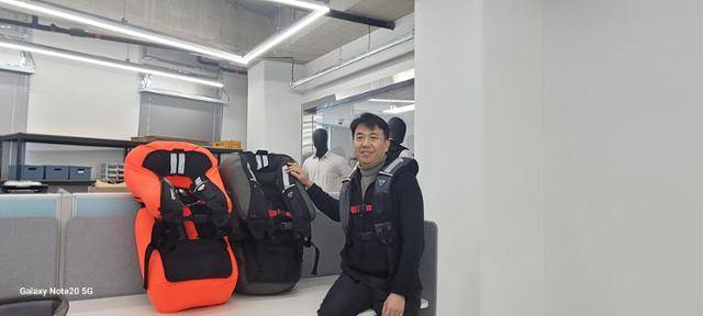 입는 에어백 제조사인 '세이프웨어' 신환철 대표가 에어백을 착용해 보이고 있다. 왼쪽은 추락 시 에어백이 부푼 모습이다.