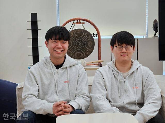 생성형 인공지능 스타트업 뤼튼테크놀로지스의 박민준(왼쪽) AI 수석연구리드와 현지웅 연구원이 1일 서울 서초구 서초동 뤼튼테크놀로지스 사무실에서 한국일보와 인터뷰하고 있다. 이현주 기자