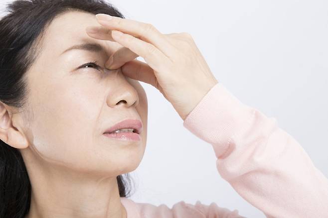 평소에 눈을 자주 비비거나 콘택트렌즈를 장기간 착용하면 안검하수가 생길 수 있다./사진=게티이미지뱅크