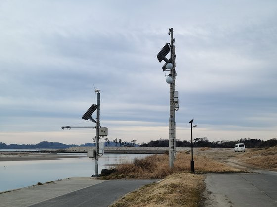 지난달 31일 일본 미야기현 히가시마쓰시마 해안가에 쓰나미 감시카메라가 설치돼있다. 이영희 특파원