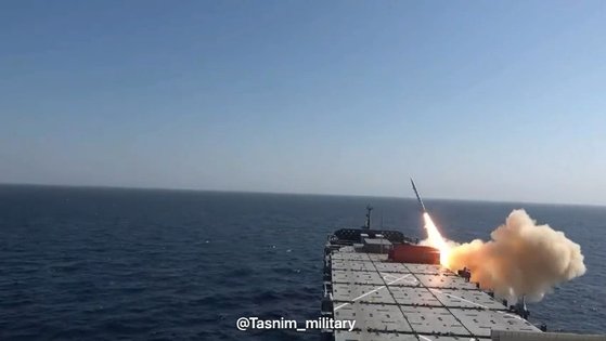 이란 해군 함선 갑판 위 컨테이너에서 발사된 탄도미사일. 타스님 통신