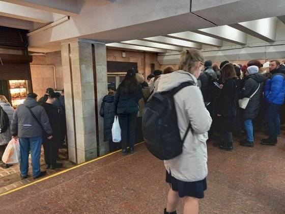 러시아군이 지난 7일 오전 6시 출근 시간대 수도 키이우를 공습해 최소 2명이 사망했다. 지하철역에서 공습을 대피한 키이우 사람들이 지하철 운영이 시작되자 출근하기 위해 바쁘게 움직이고 있다. 사진 임길호씨