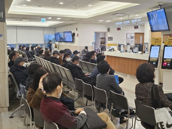 19일 오전 8시 40분쯤 세브란스병원 암센터 접수창구 대기실이 시민들로 꽉 찬 모습. 이찬규 기자