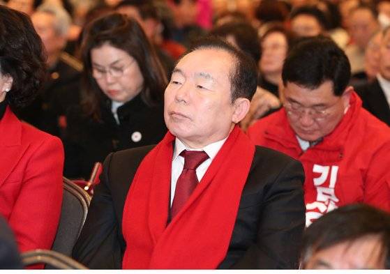 이인제 전 의원이 14일 충남 예산 덕산 스플라스리솜 그랜드홀에서 열린 충남도당 신년인사회에 참석해 있다. 뉴스1