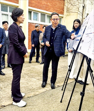 운동화로 갈아신은 오영주 장관이 부산 글로벌 혁신특구에 대한 설명을 듣고 있다. 민지혜 기자