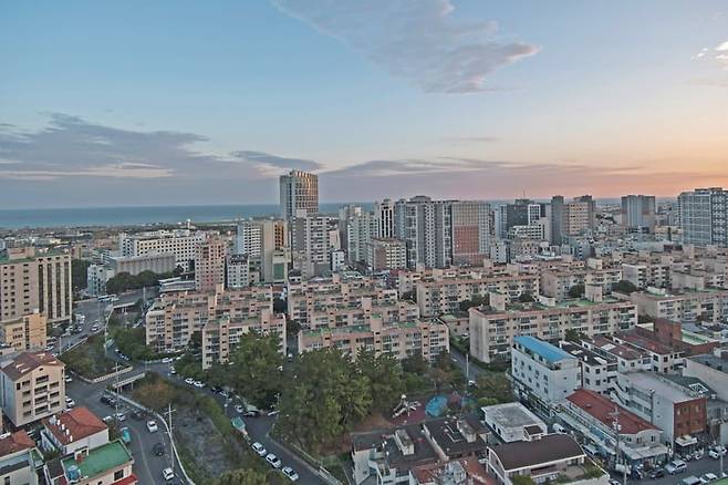 (하늘길이 다시 열리며 외국인 카지노를 찾는 관광객 뿐만 아니라 제주도 부동산에 투자하는 중국인도 늘었다. 제주시 전경. 사진=게티이미지뱅크)