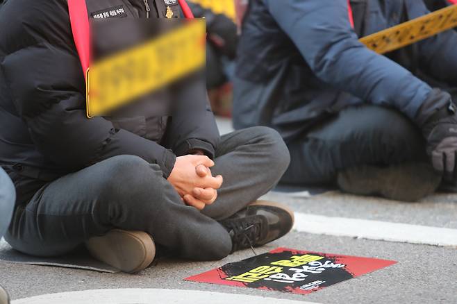 2022년 12월 6일 광주 서구 국민의힘 광주시당 앞 도로에서 민주노총 광주본부가 화물연대 총파업 투쟁을 지지하며 총파업·총력투쟁대회를 하고 있다. 연합뉴스
