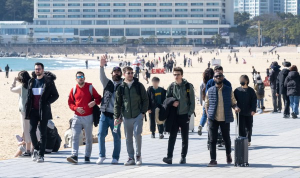 ‘BNK부산은행 2024 부산세계탁구선수권대회’ 개최로 부산을 찾는 해외 방문객 수가 급증하는 가운데 18일 해운대해수욕장에서 외국인 관광객들이 해변을 거닐고 있다. 이원준 기자