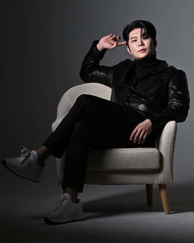 Singer-songwriter Maktub poses for a photo during an interview with The Korea Herald on Jan. 30. (Im Se-jun/The Korea Herald)