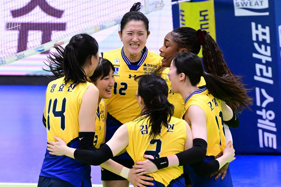 Suwon Hyundai Engineering & Construction Hillstate players celebrate during a V League game against Gimcheon Korea Expressway Hi-Pass at Suwon Gymnasium in Suwon, Gyeonggi on Saturday. [YONHAP]