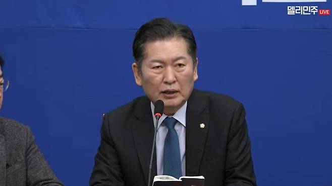 ▲정청래 더불어민주당 의원이 19일 최고위원회의에서 지난 16일 카이스트 졸업식장에서 R&D 예산 삭감을 복원하라고 외쳤다가 입을 틀어막히고 끌려나간 한 졸업생을 두고 언론이 언론이 하나같이 알고보니 정의당 대변인이라고 제목을 뽑았다면서 입틀막 언론이라고 비판하고 있다. 사진=더불어민주당 영상 갈무리