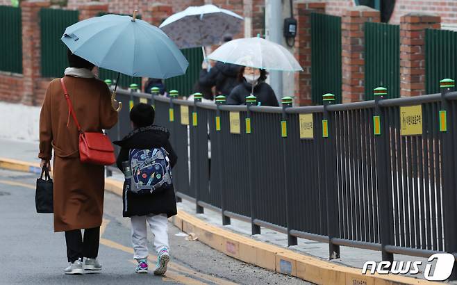 서울 시내의 한 초등학교에서 학생들이 등교를 하고 있다/사진=뉴스1