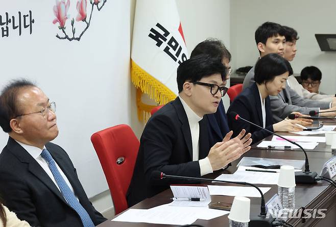[서울=뉴시스] 조성봉 기자= 한동훈 국민의힘 비대위원장이 19일 오전 서울 여의도 국민의힘 중앙당사에서 열린 비상대책위원회 회의에서 발언을 하고 있다. 2024.02.19. suncho21@newsis.com