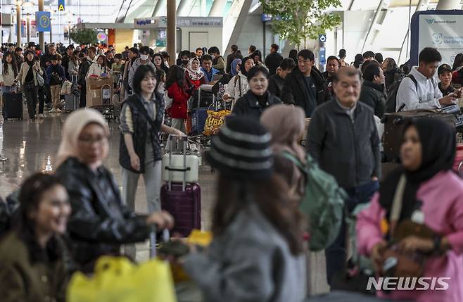 [인천공항=뉴시스] 정병혁 기자 = 설 연휴 첫날인 9일 인천국제공항 1터미널 출국장이 여행객들로 북적이고 있다. 2024.02.09. jhope@newsis.com