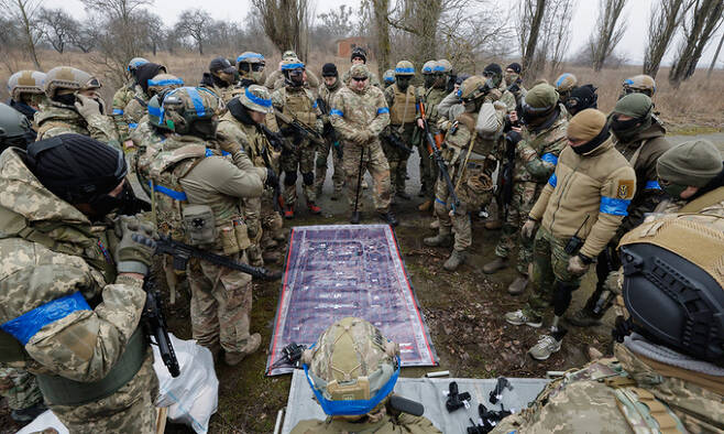 우크라이나 자원군 부대(UDA)가 같은 날 수도 키이우에서 훈련을 하고 있는 모습. 키이우=EPA연합뉴스