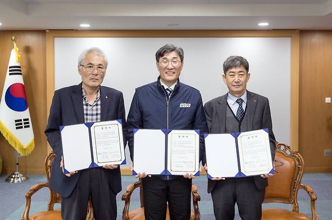 이세용(가운데) 한울본부장과 어승수 북면농업협동조합장, 임경수 울진농업협동조합장이 기념촬영을 하고 있다. 한울본부 제공