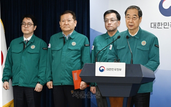 의사 집단반발에 한덕수 총리 대국민 담화 - 한덕수 국무총리가 18일 오후 정부서울청사에서 의대정원 증원 필요성 및 의사 집단행동 관련 대국민 담화문을 발표하고 있다. 안주영 전문기자