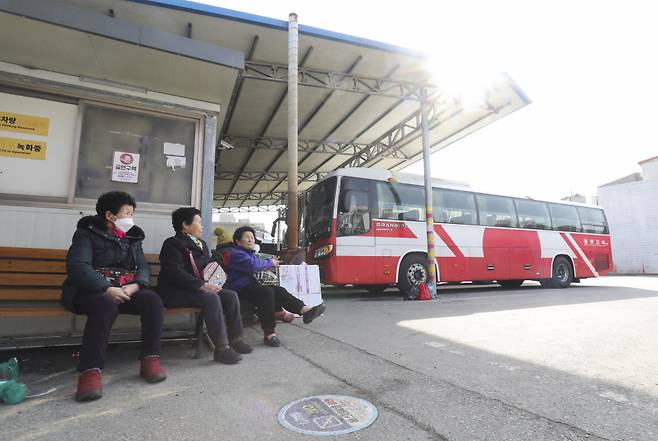 2월7일 오후 곡성군 옥과면 버스터미널에서 노인들이 버스를 기다리고 있다. 주말에는 버스 운행 간격이 1시간 이상 길어질 때도 있어 사람들이 기다리는 모습을 수시로 볼 수 있다. ⓒ시사저널 공성윤