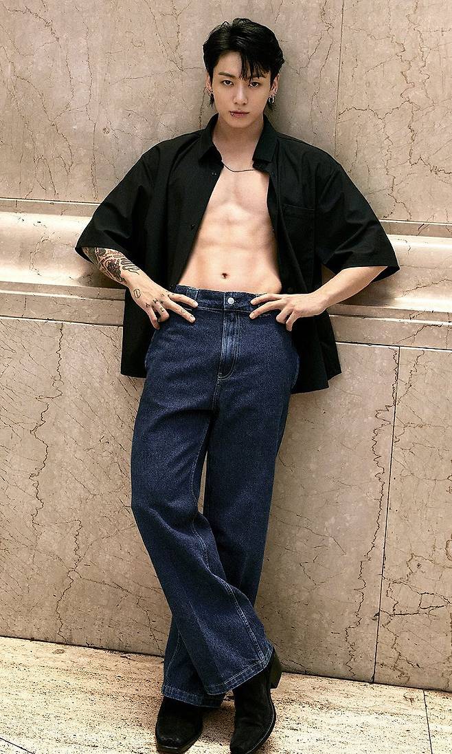 초강력 '정국 효과'..방탄소년단 정국 '캘빈클라인' SS24 캠페인 제품 日→英 '품절'