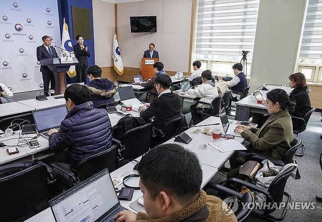 문체부, 게임 속 확률형 아이템 정보공개 입법 예고 (서울=연합뉴스) 황광모 기자 = 전병극 문화체육관광부 1차관이 13일 오전 서울 종로구 정부서울청사 별관에서 게임 속 확률형 아이템 정보공개 의무화 조항이 담긴 게임산업법 시행령 개정안에 대한 입법 예고 브리핑을 하고 있다. 
    개정 게임산업법은 예고 시한을 거쳐 2024년 3월부터 실시될 계획이다. 2023.11.13 hkmpooh@yna.co.kr