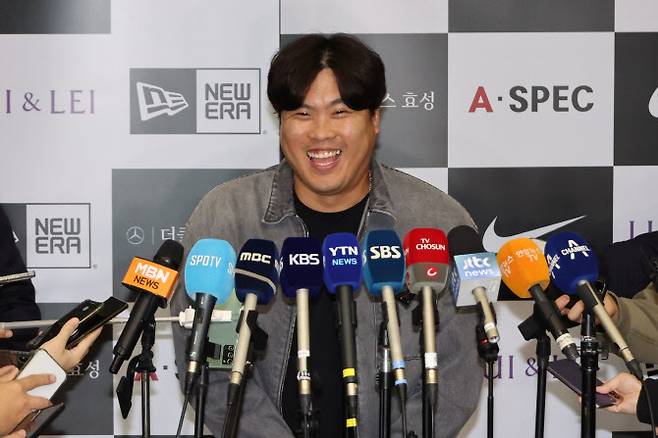 미국프로야구 메이저리그(MLB)에서 2023시즌을 마친 류현진이 18일 오후 인천국제공항을 통해 귀국해 취재진과 인터뷰를 하던 중 활짝 웃고 있다. 사진=연합뉴스