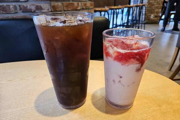 - 딸기 라떼 옆에 있으니 아메리카노 사이즈가 체감된다