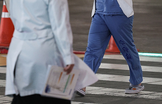 전국 수련병원의 전공의 사직이 이어지고 있는 가운데 20일 오전 대구 한 대학병원에서 의사가 이동하고 있다. 〈사진=연합뉴스〉