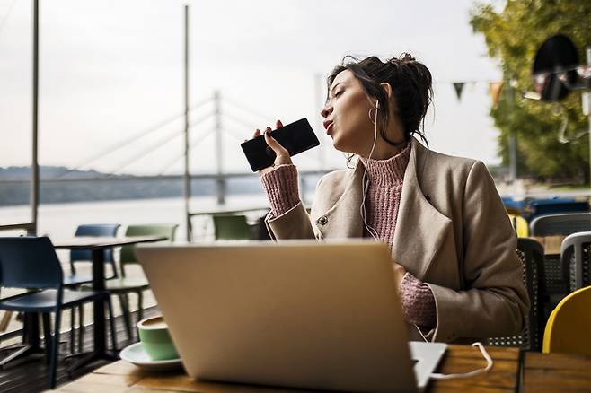중독성이 강한 멜로디와 가사는 하루 종일 흥얼거리게 된다. 이러한 현상을 이어웜즈(earworms)라 한다. 왜 이런 현상이 일어나는 지에 대한 연구결과가 나왔다. [사진=게티이미지뱅크]