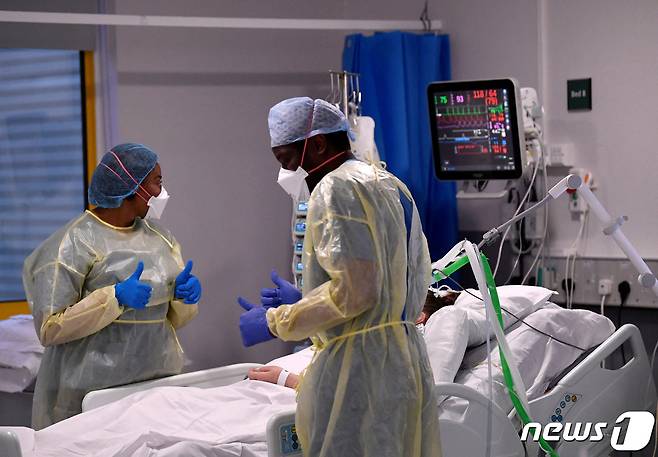 지난해 1월 영국 밀턴케인스의 한 병원 중환자실에서 간호사들이 코로나19 환자를 돌보고 있다. ⓒ 로이터=뉴스1 ⓒ News1 강민경 기자