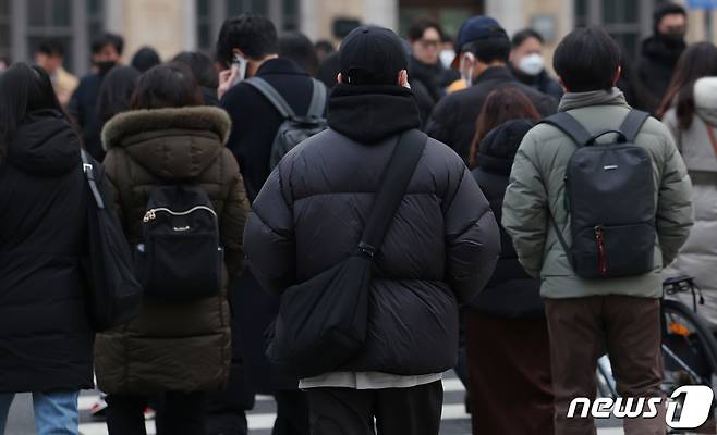 영하권 추위가 찾아온 4일 서울 세종대로 일대에서 시민들이 두꺼운 외투를 입고 출근하고 있다. 2024.1.4/뉴스1 ⓒ News1 김민지 기자