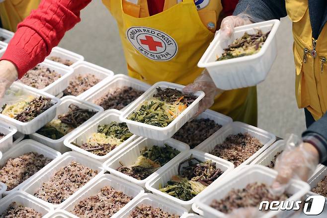 정월대보름을 나흘 앞둔 20일 경기 수원시 권선구 대한적십자사 경기도지사에서 봉사원들이 취약계층에 전달할 오곡밥과 나물 등을 준비하고 있다. 2024.2.20/뉴스1 ⓒ News1 김영운 기자