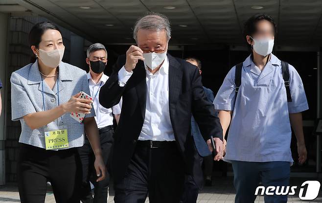 홍원식 남양유업 회장이 21일 오후 서초구 서울중앙지방법원에서 남양유업과 한앤컴퍼니 양사의 계약 불이행 관련 주식양도 소송 7차 변론기일을 마치고 법원을 나서고 있다. 2022.6.21/뉴스1 ⓒ News1 박세연 기자