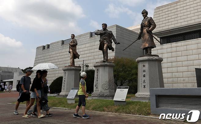 15일 오후 제78주년 광복절을 맞아 충남 천안 독립기념관을 찾은 관람객들이 윤봉길·안중근 의사와 김좌진 장군의 동상을 살펴보고 있다. 2023.8.15/뉴스1 ⓒ News1 구윤성 기자