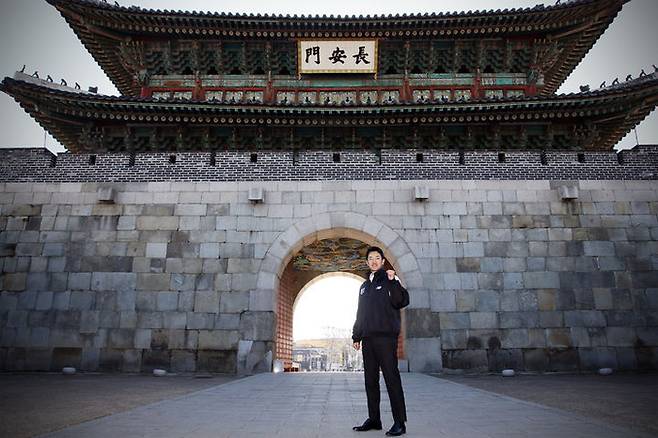 고영표가 비 FA 다년계약을 체결한 후 수원 장안문 앞에서 기념촬영을 하고 있다. 사진 | KT 위즈