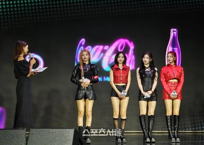 안현모 씨와 그룹 있지(ITZY)가 20일 서울 여의도 페어몬트 앰배서더 서울 호텔에서 열린 코카-콜라 한정판 프로젝트 제품 ‘제로 한류(K-Wave)’ 글로벌 출시 행사에서 신제품을 소개하고 있다. 사진 | 최규리기자 gyuri@sportsseoul.com