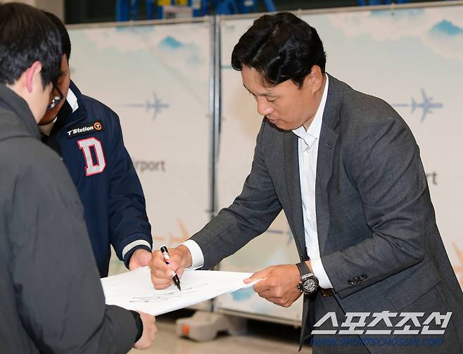 19일 오후 인천국제공항. 두산 베어스 선수단이 호주 시드니에서 진행된 1차 전지훈련을 마친 후 일시 귀국했다. 이승엽 감독이 팬들에게 사인을 해주고 있다. 인천공항=정재근 기자 cjg@sportschosun.com/2024.2.19/