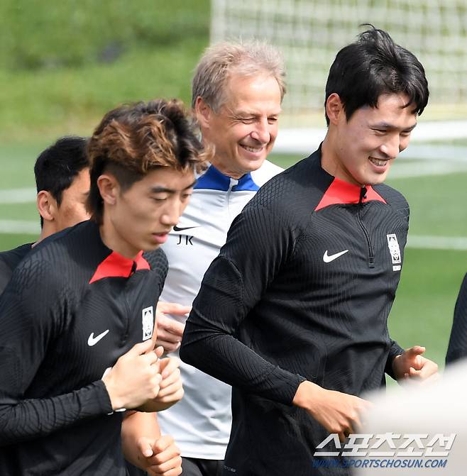 대한민국 축구대표팀이 31일(현지시간) 카타르 도하 알 아글라 트레이닝 센터에서 회복훈련을 진행했다. 클린스만 감독이 선수들과 함께 달리고 있다. 도하(카타르)=박재만 기자 pjm@sportschosun.com/2023.01.31/
