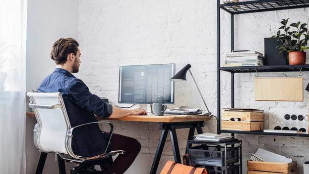 PC를 이용해 재택근무 하는 모습. /조선DB