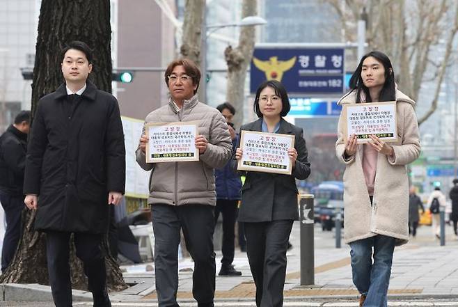 한국과학기술원(KAIST) 동문들이 지난 16일 열린 2024년 학위수여식에서 윤석열 대통령 축사 중 R&D 예산 복원을 요구하며 항의하던 졸업생을 대통령경호처 직원들이 입을 막고 강제로 퇴장시킨 것과 관련한 건을 고발하기 위해 20일 오전 서울 서대문구 경찰청 국가수사본부를 방문하고 있다.ⓒ연합뉴스