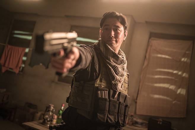 드라마 ‘킬러들의 쇼핑몰’에서 주인공 ‘진만’(이동욱·위쪽)과 악당 ‘베일’(조한선). 디즈니플러스 제공