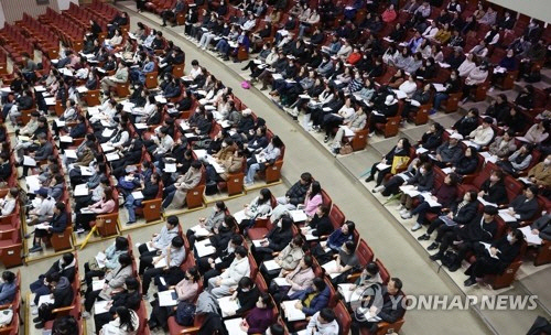 지난해 12월 11일 서울 동작구 숭실대학교 한경직기념관에서 열린 서울시교육청 주최 2024 대입 정시모집 설명회에서 수험생과 학부모들이 지원전략 등에 대한 설명을 듣고 있다. [연합뉴스]