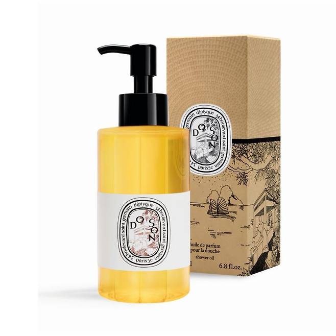 딥티크 도손 샤워 오일 - 동명 향수의 고혹적이면서도 싱그러운 튜베로즈 향을 담았으며 살구 씨 오일이 함유돼 끈적이지 않게 건조한 피부를 보습한다. 200mL 8만6천원.