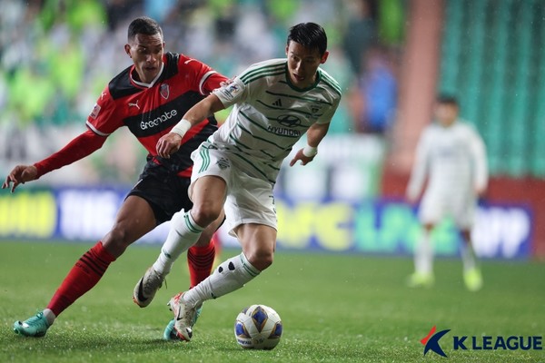 조르지(왼쪽, 포항스틸러스). 김태환(전북현대). 한국프로축구연맹 제공