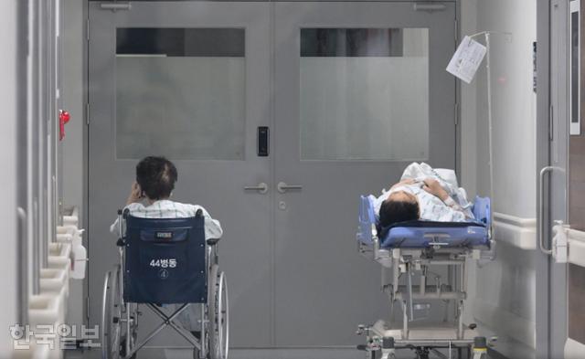 20일 오전 서울 종로구 서울대병원에서 입원 환자들이 치료를 기다리고 있다. 최주연 기자