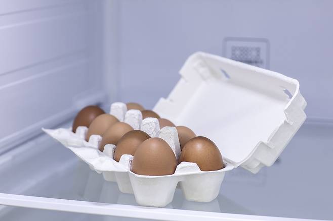 달걀을 냉장 보관할 때는 냉장고 안쪽에 둬야 하며, 보관 전에 씻지 말아야 하고 둥근 부분인 둔단부가 위로 가게 보관해야 한다./사진=클립아트코리아