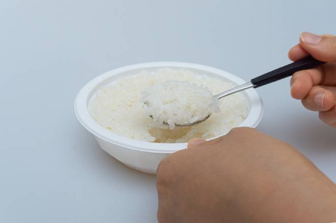 즉석밥은 이미 100% 조리돼 나와서 데우지 않고 먹어도 되지만, 전자레인지에 돌려 재호화된 부드러운 밥을 먹을 때가 많다./사진=게티이미지뱅크