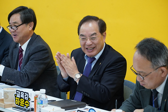 하윤수 부산광역시교육감이 20일 부산광역시교육청에서 열린 ‘교육감 만난 Day!-고교 학력 신장 방안 모색으로 미래를 연Day!’ 행사에서 관계자들과 소통을 하고 있다. [사진=부산광역시교육청]